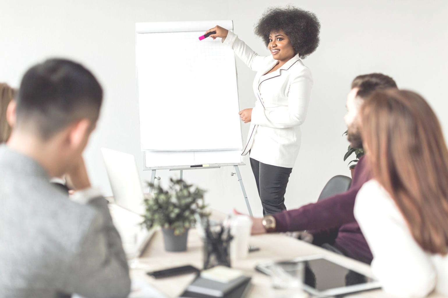 Équipe d'analystes travaillant sur évaluation d'investissement