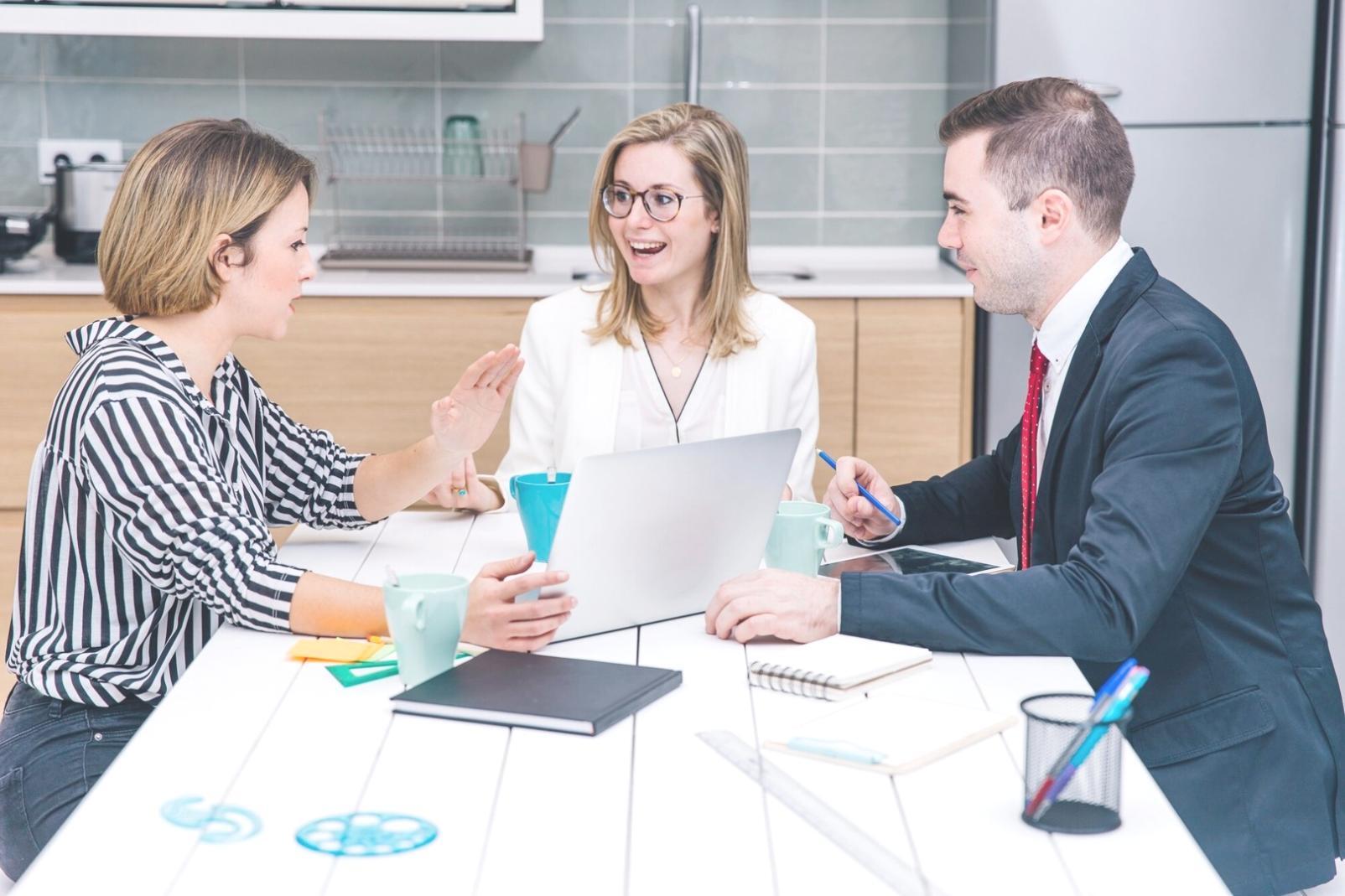 Équipe travaillant sur stratégies d'investissement ESG